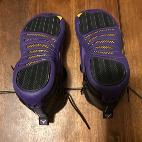 Air Jordan 12 Retro $160

Black/Metallic Gold/ Taxi/Field Purple

Size 6.5Y - Picture 5 of 8